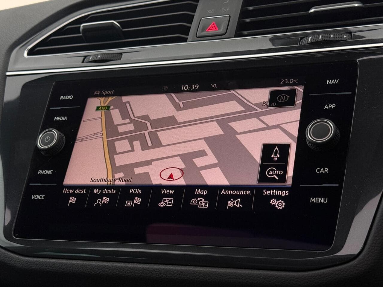 Volkswagen Tiguan thumbnail Infotainment System