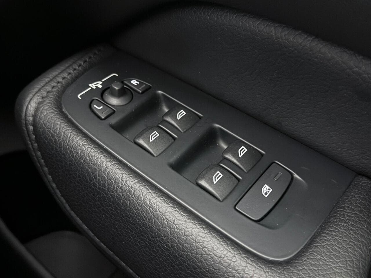 Volvo XC60 thumbnail Misc Controls