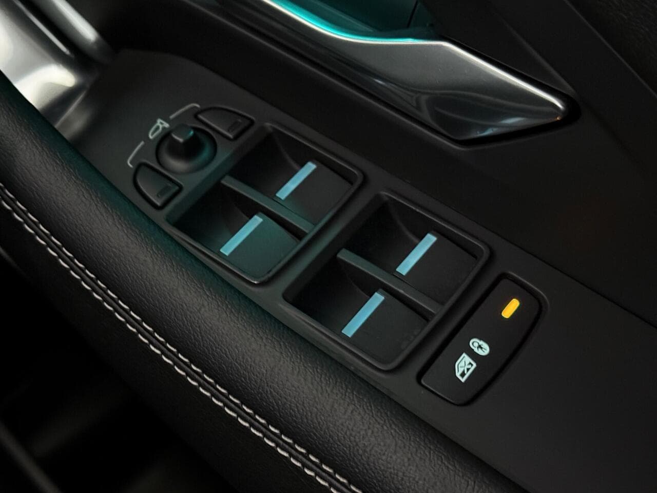 Jaguar E-PACE thumbnail Misc Controls