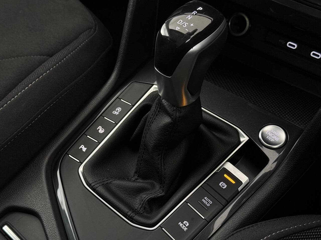 Volkswagen Tiguan thumbnail Interior Front
