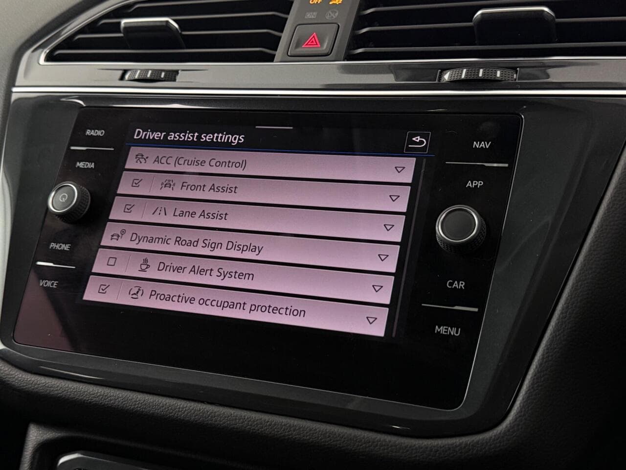 Volkswagen Tiguan Allspace thumbnail Infotainment System