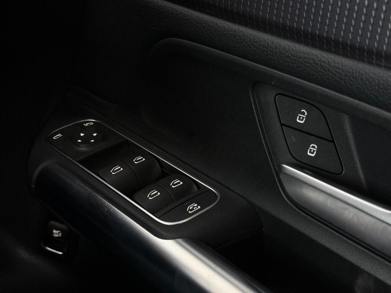 Mercedes-Benz B Class thumbnail Misc Controls