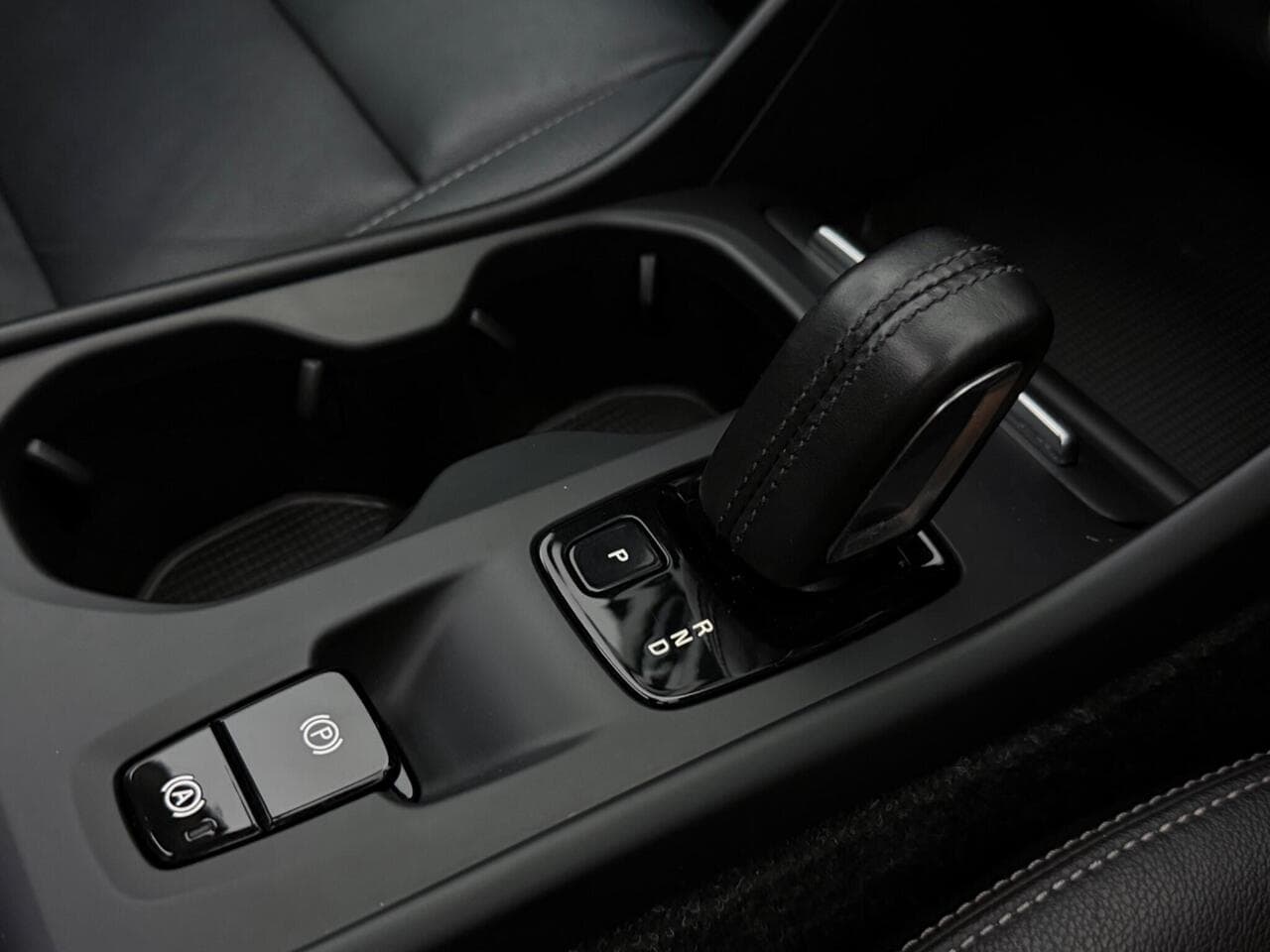 Volvo XC40 thumbnail Misc Controls
