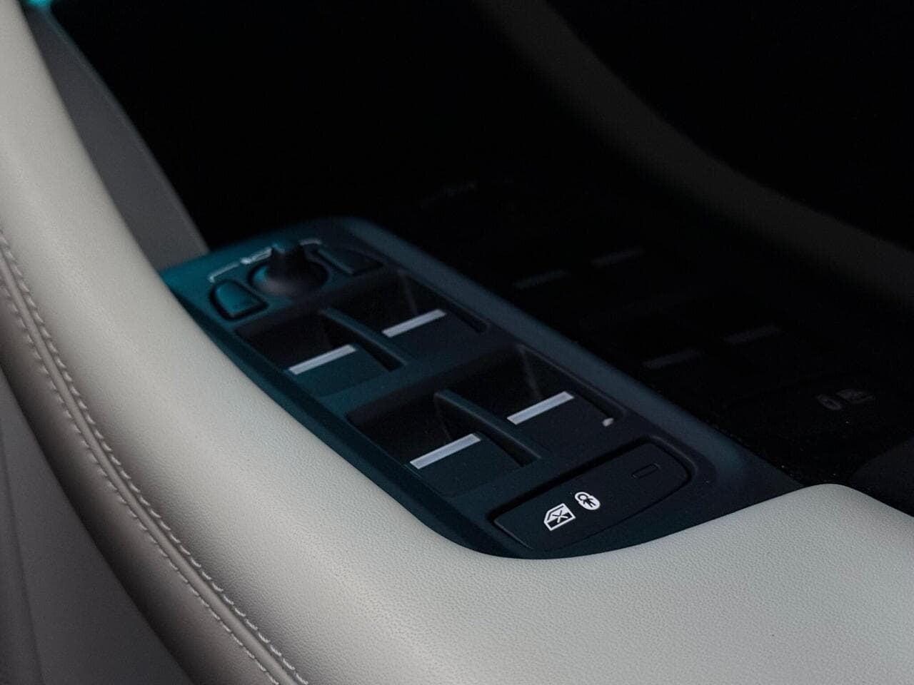 Jaguar I-PACE thumbnail Misc Controls