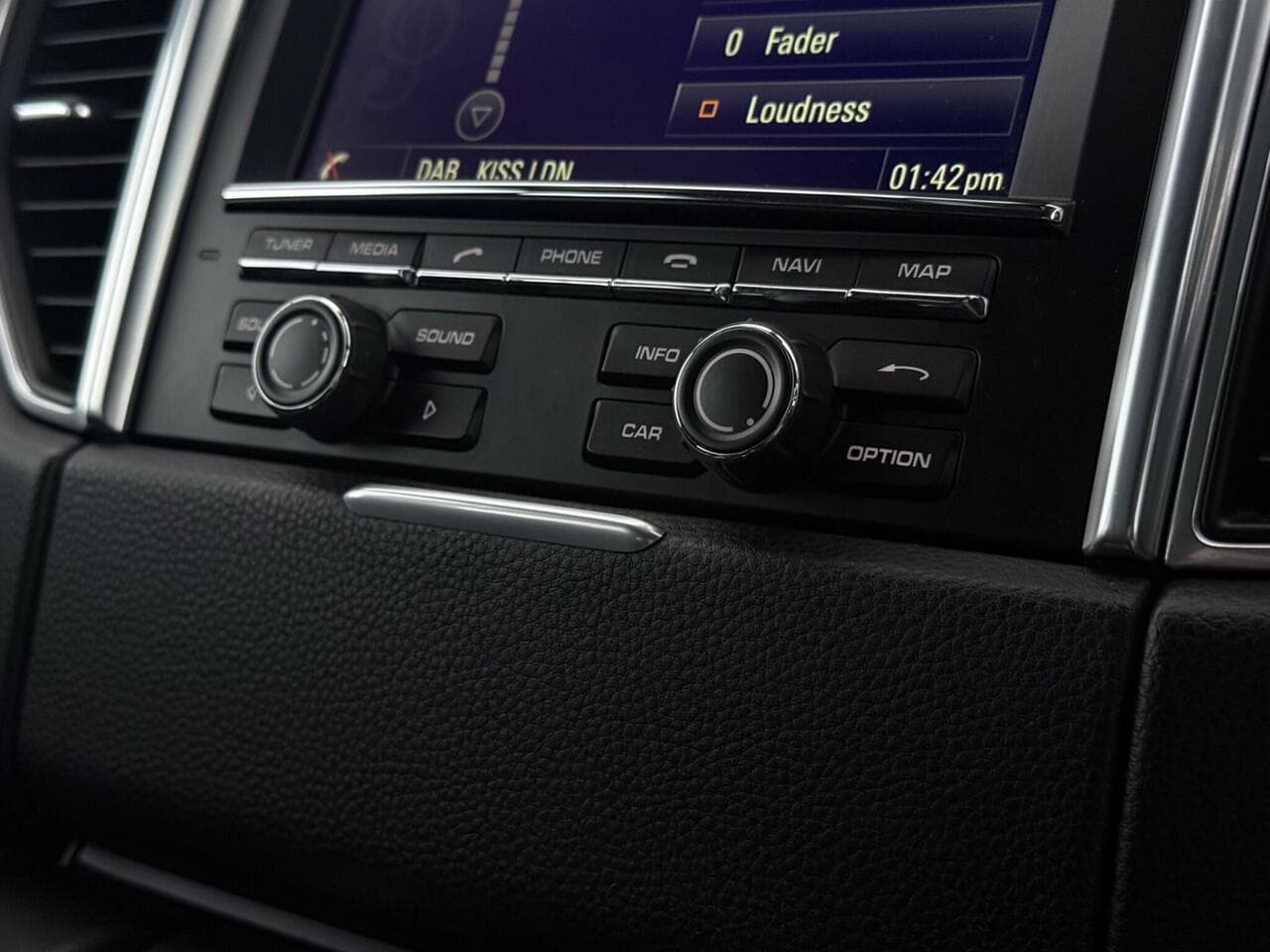 Porsche Macan thumbnail Infotainment System