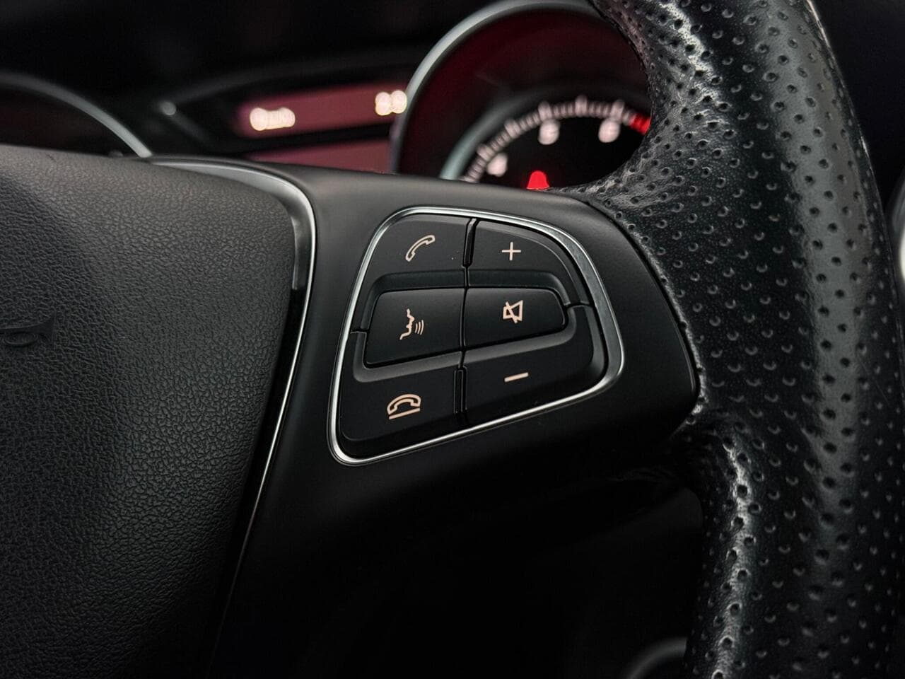 Mercedes-Benz GLA thumbnail Misc Controls
