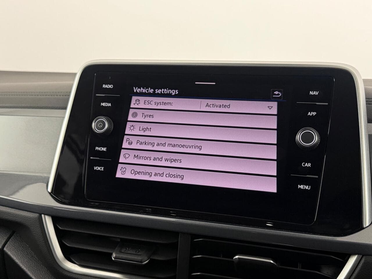 Volkswagen T-Roc thumbnail Infotainment System