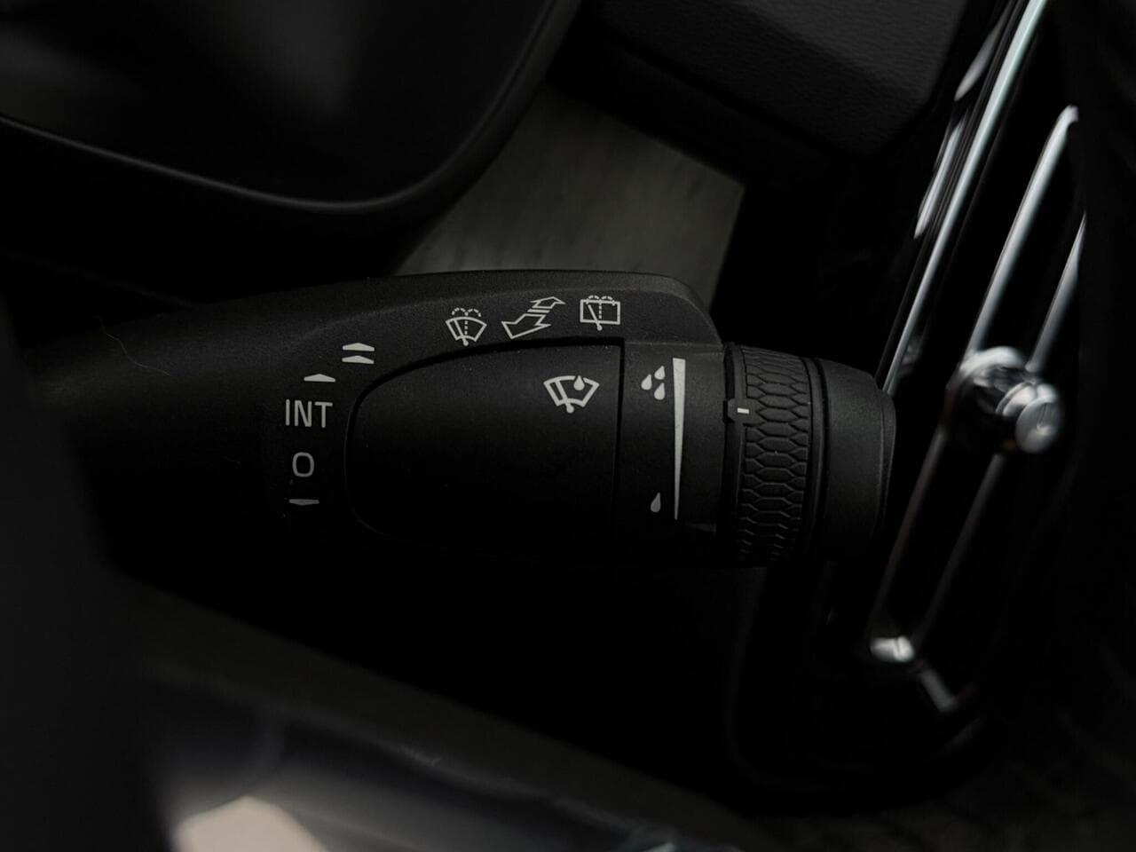 Volvo XC40 thumbnail Misc Controls