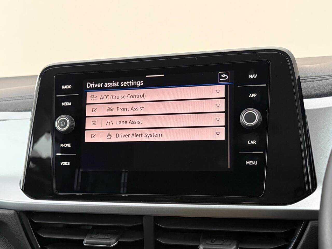 Volkswagen T-Roc thumbnail Infotainment System