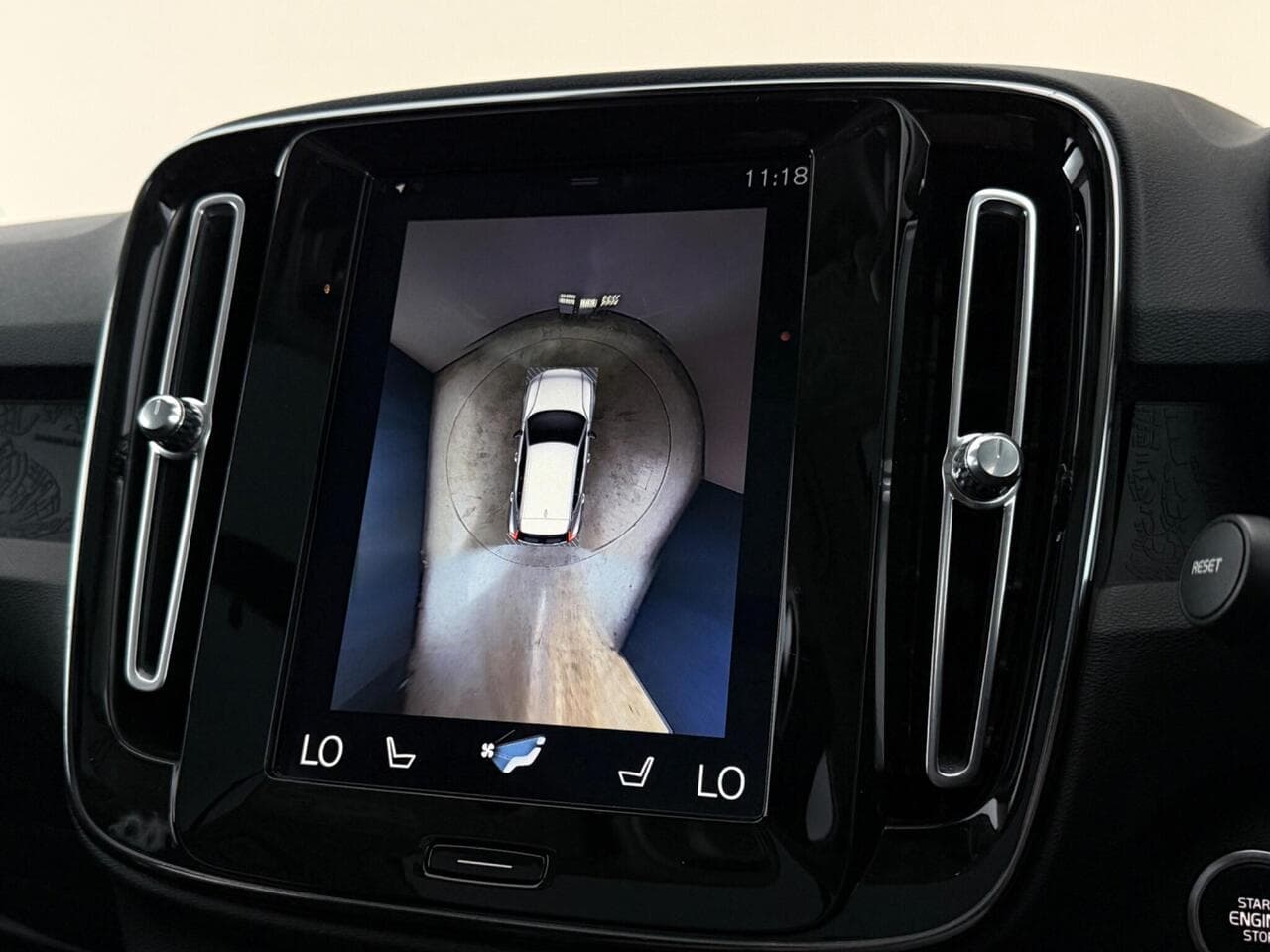 Volvo XC40 thumbnail Infotainment System