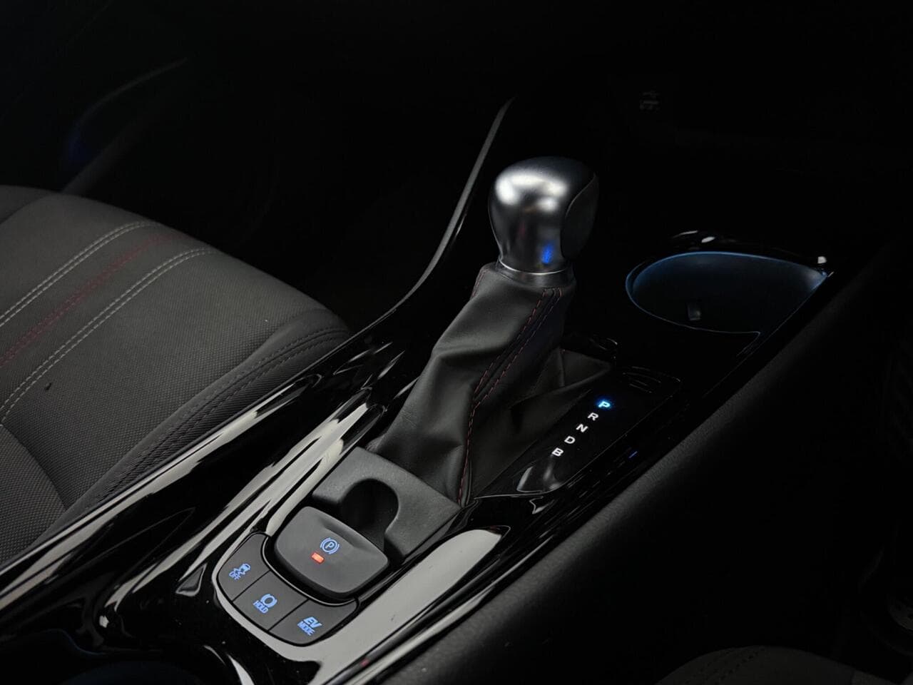 Toyota C-HR thumbnail Interior Front