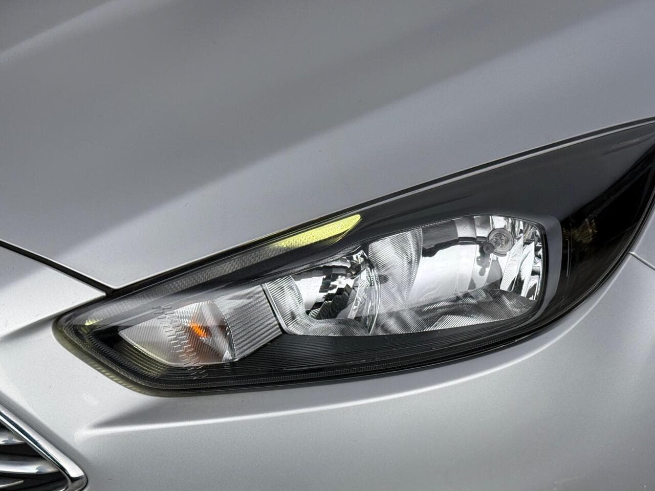 Ford Focus thumbnail Lights Front
