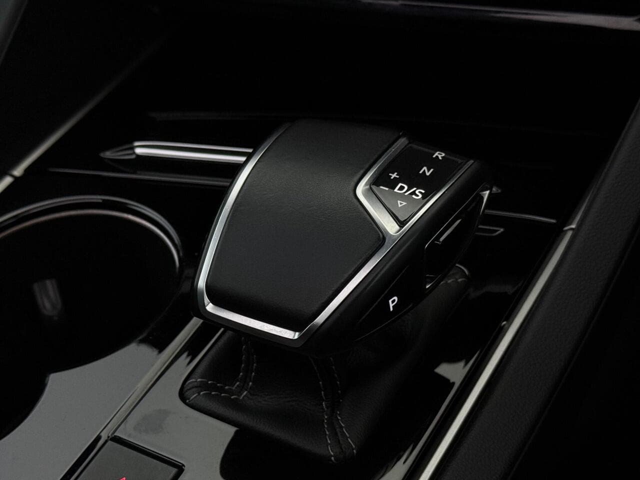 Volkswagen Touareg thumbnail Steering Wheel