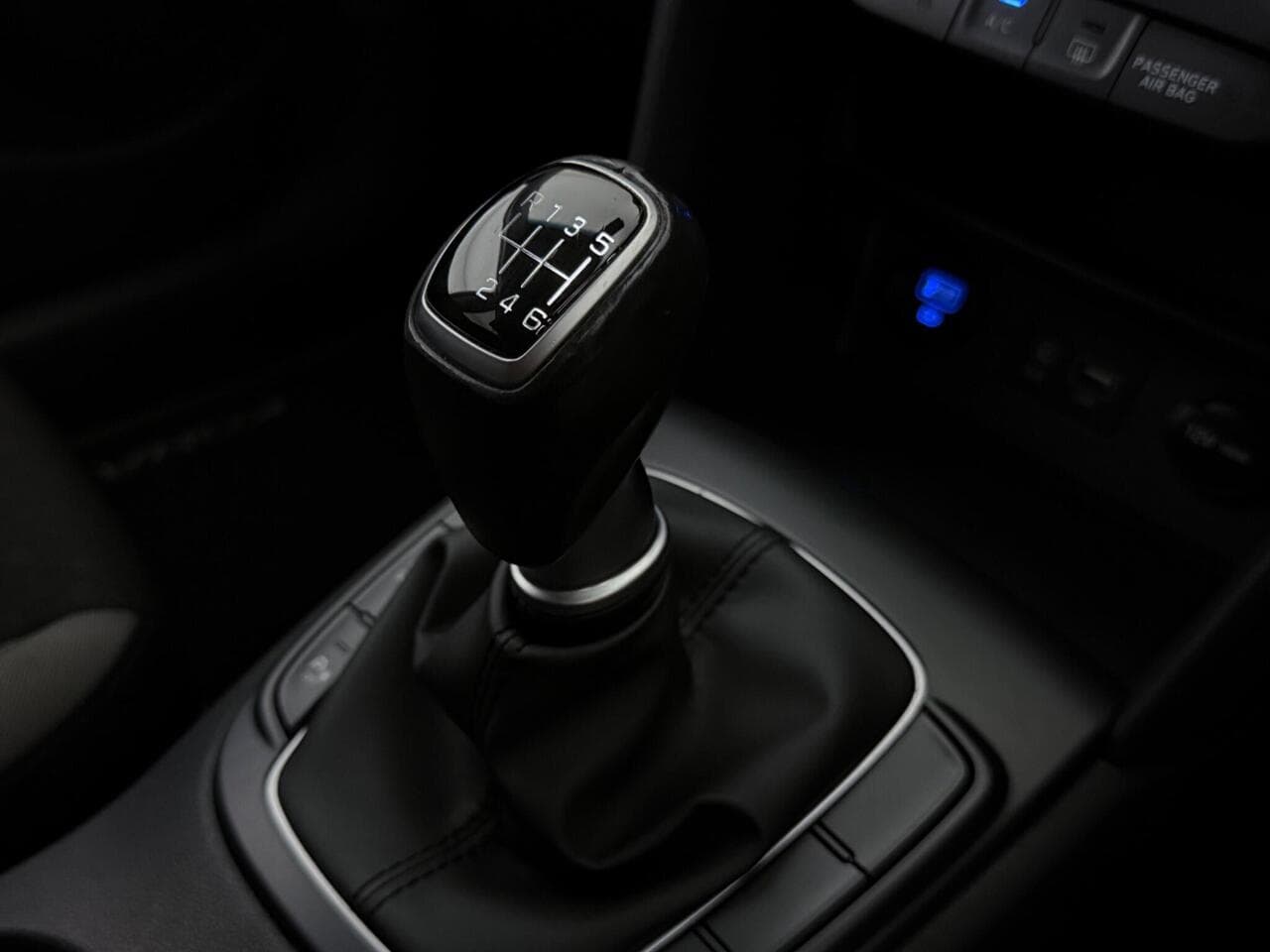 Hyundai KONA thumbnail Interior Front