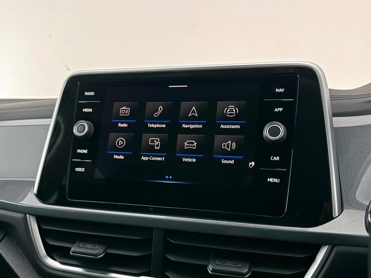 Volkswagen T-Roc thumbnail Infotainment System