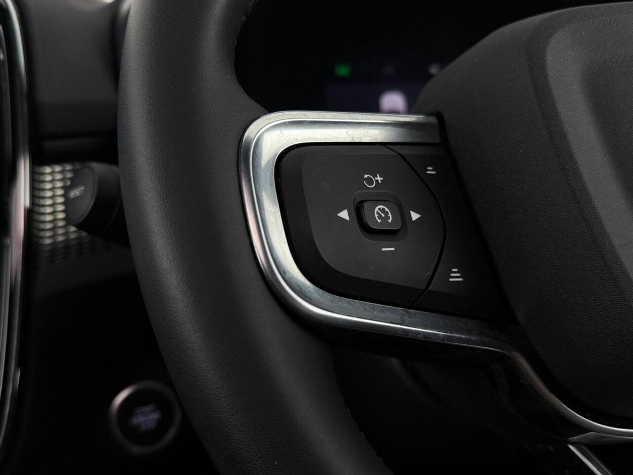 Volvo XC40 thumbnail Misc Controls