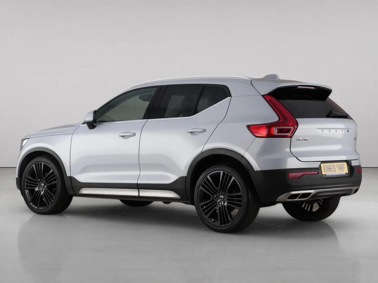 Volvo XC40 thumbnail Rear Left