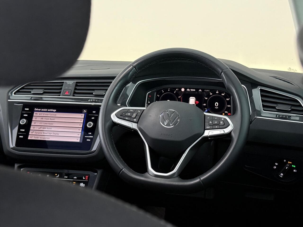 Volkswagen Tiguan thumbnail Steering Wheel