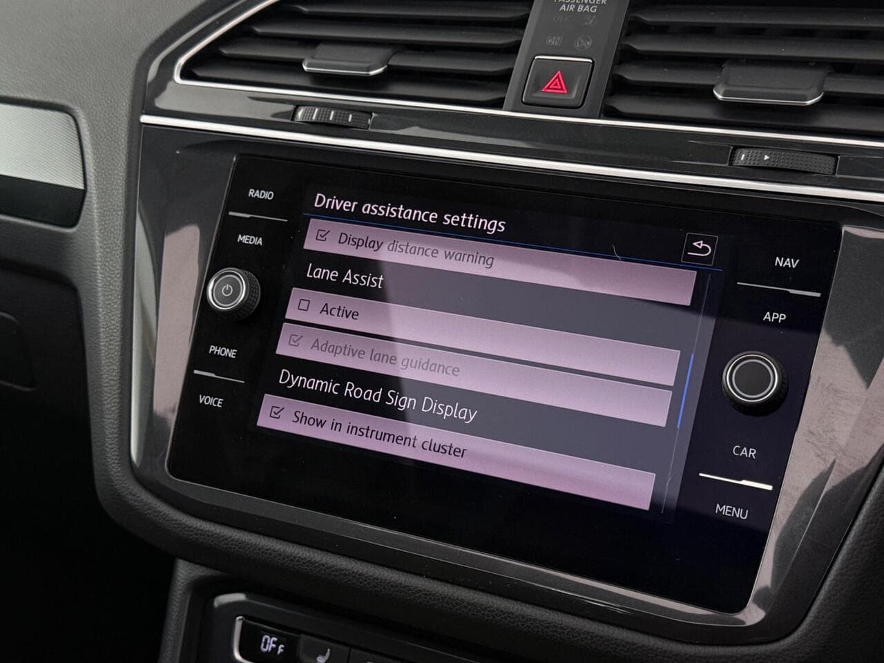 Volkswagen Tiguan thumbnail Infotainment System