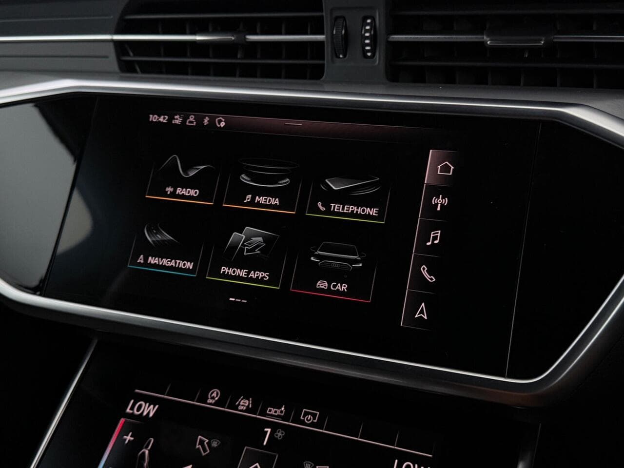 Audi A6 Avant thumbnail Infotainment System