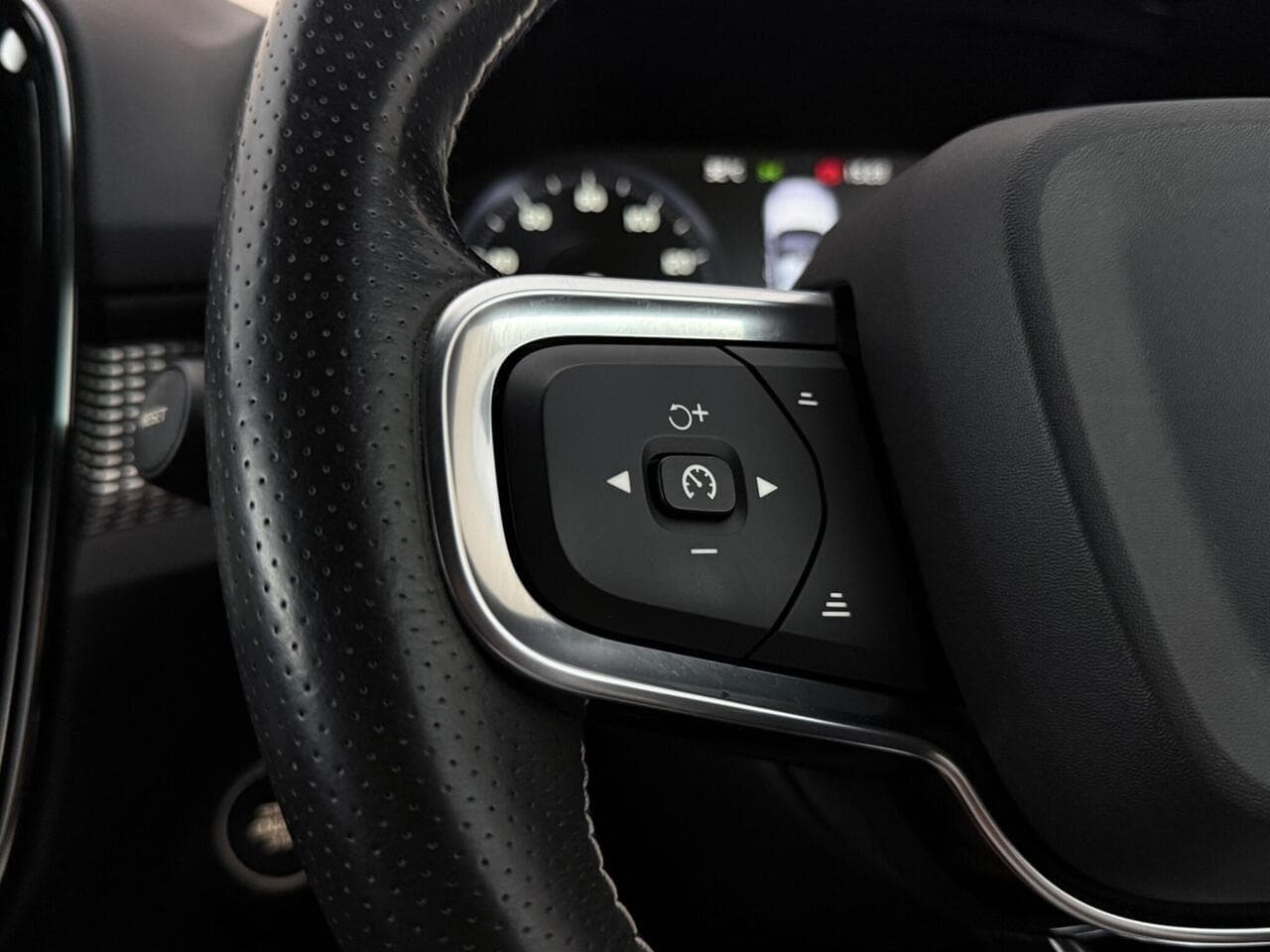 Volvo XC40 thumbnail Misc Controls