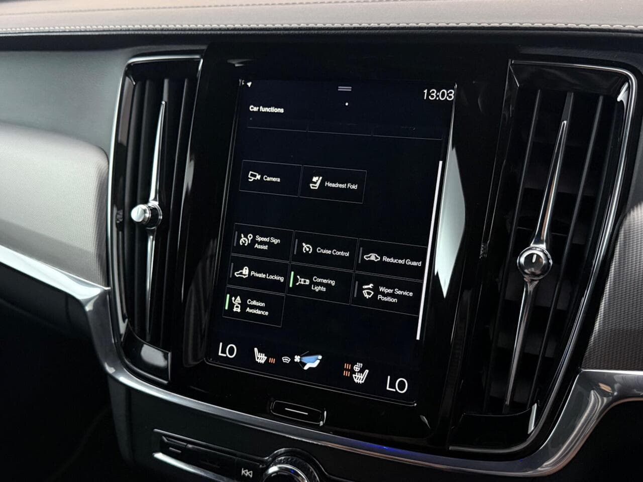 Volvo S90 thumbnail Infotainment System