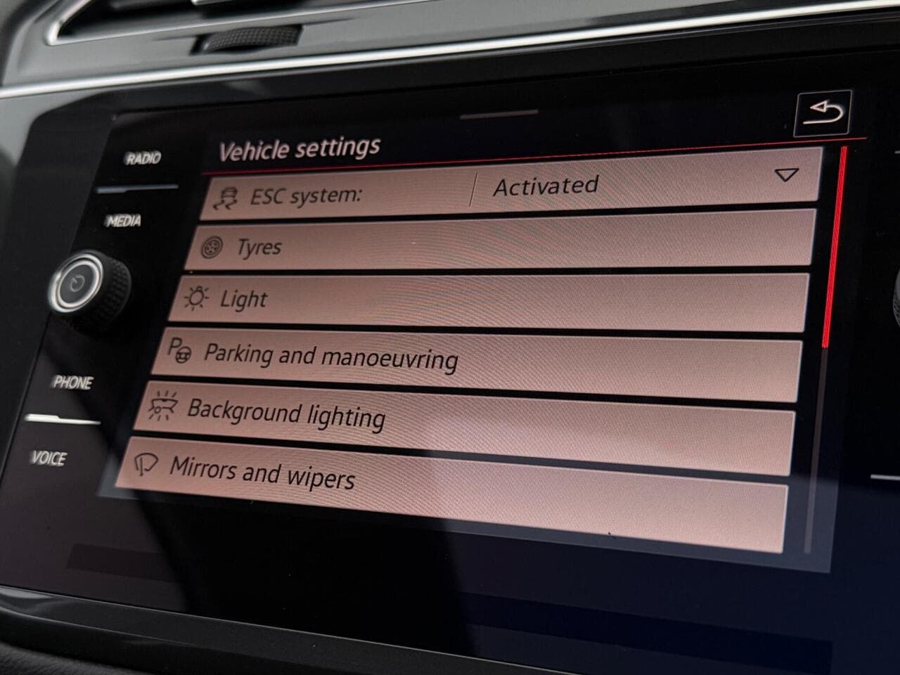 Volkswagen Tiguan Allspace thumbnail Infotainment System