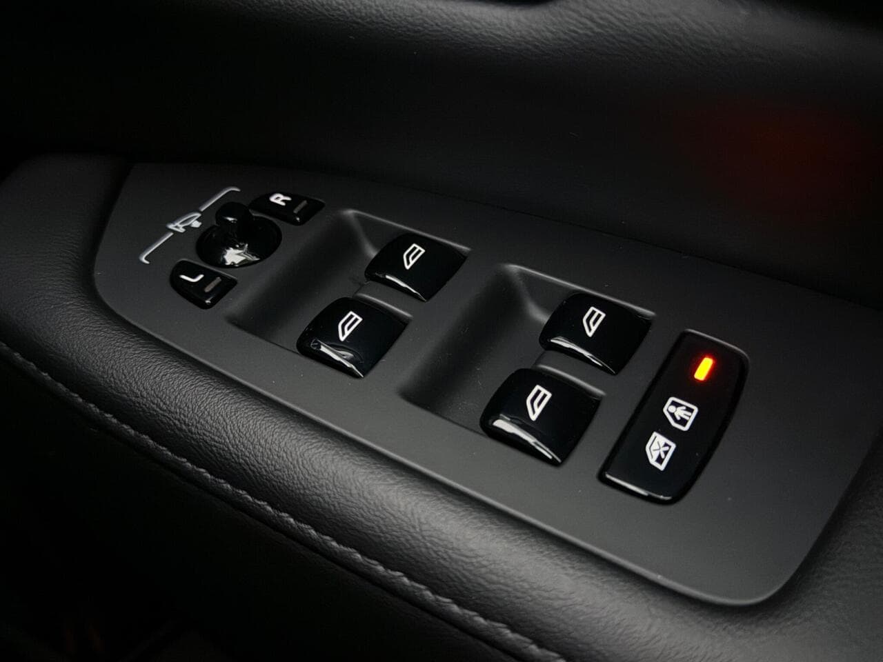 Volvo S90 thumbnail Misc Controls