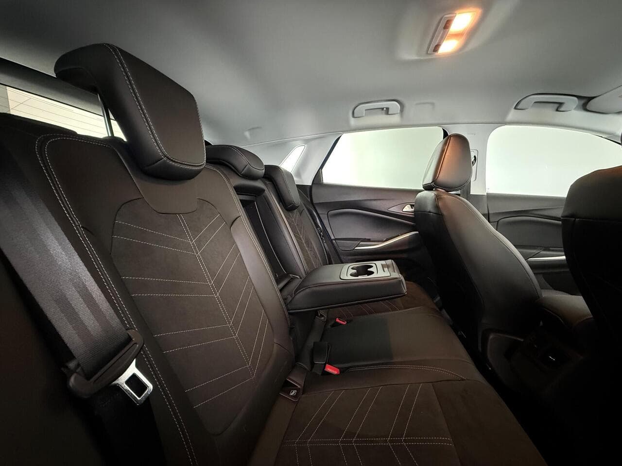 Vauxhall Grandland thumbnail Seats Rear