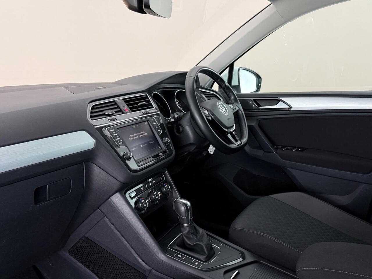 Volkswagen Tiguan thumbnail Interior Front