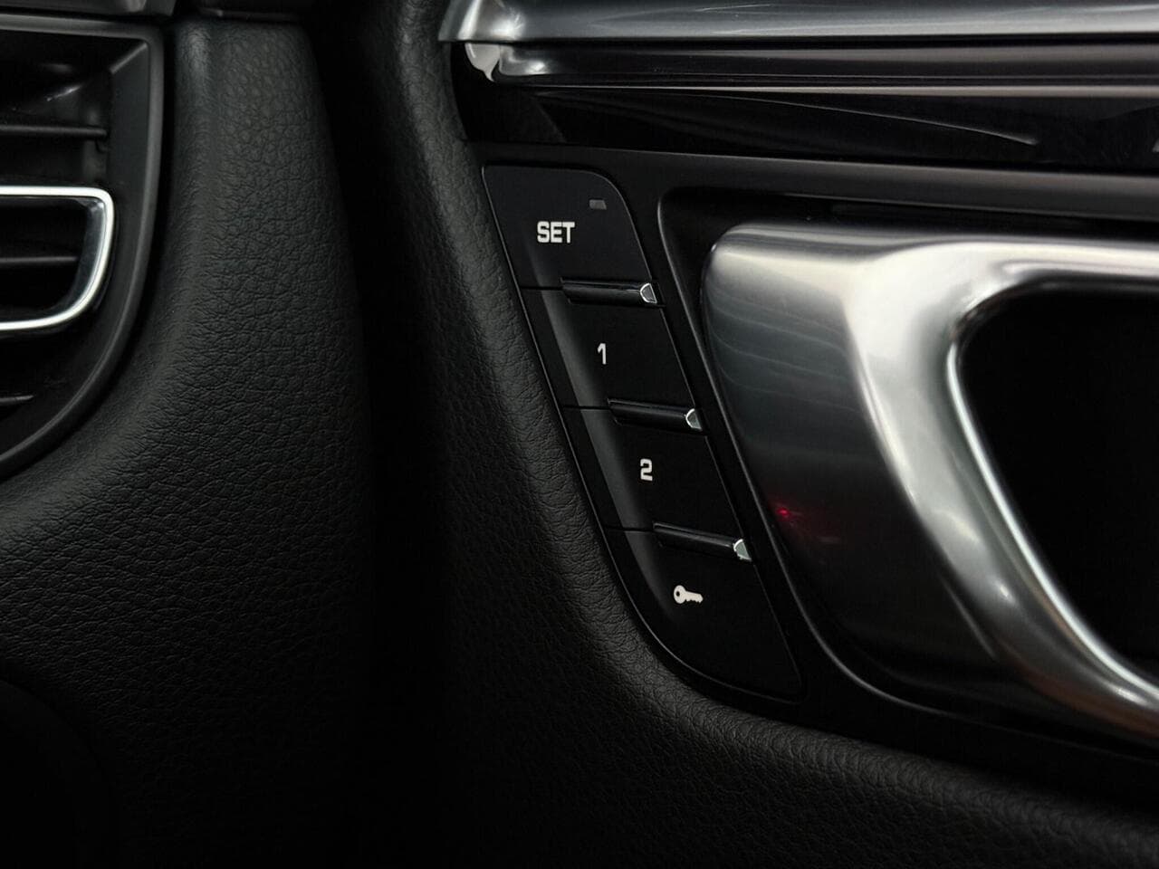 Porsche Macan thumbnail Misc Controls