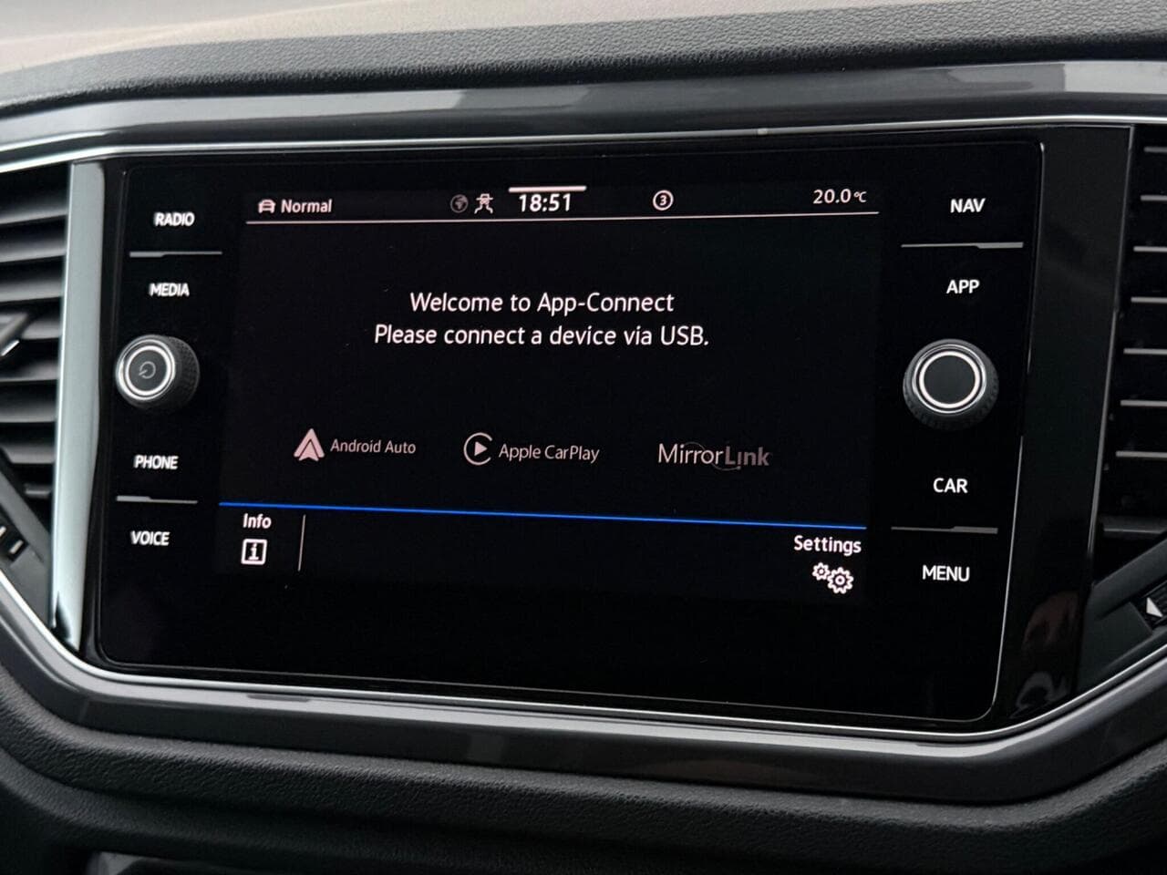 Volkswagen T-Roc thumbnail Infotainment System