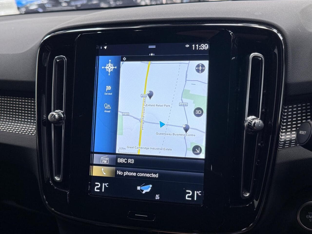 Volvo XC40 thumbnail Infotainment System