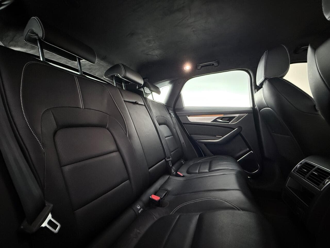 Jaguar F-PACE thumbnail Seats Rear