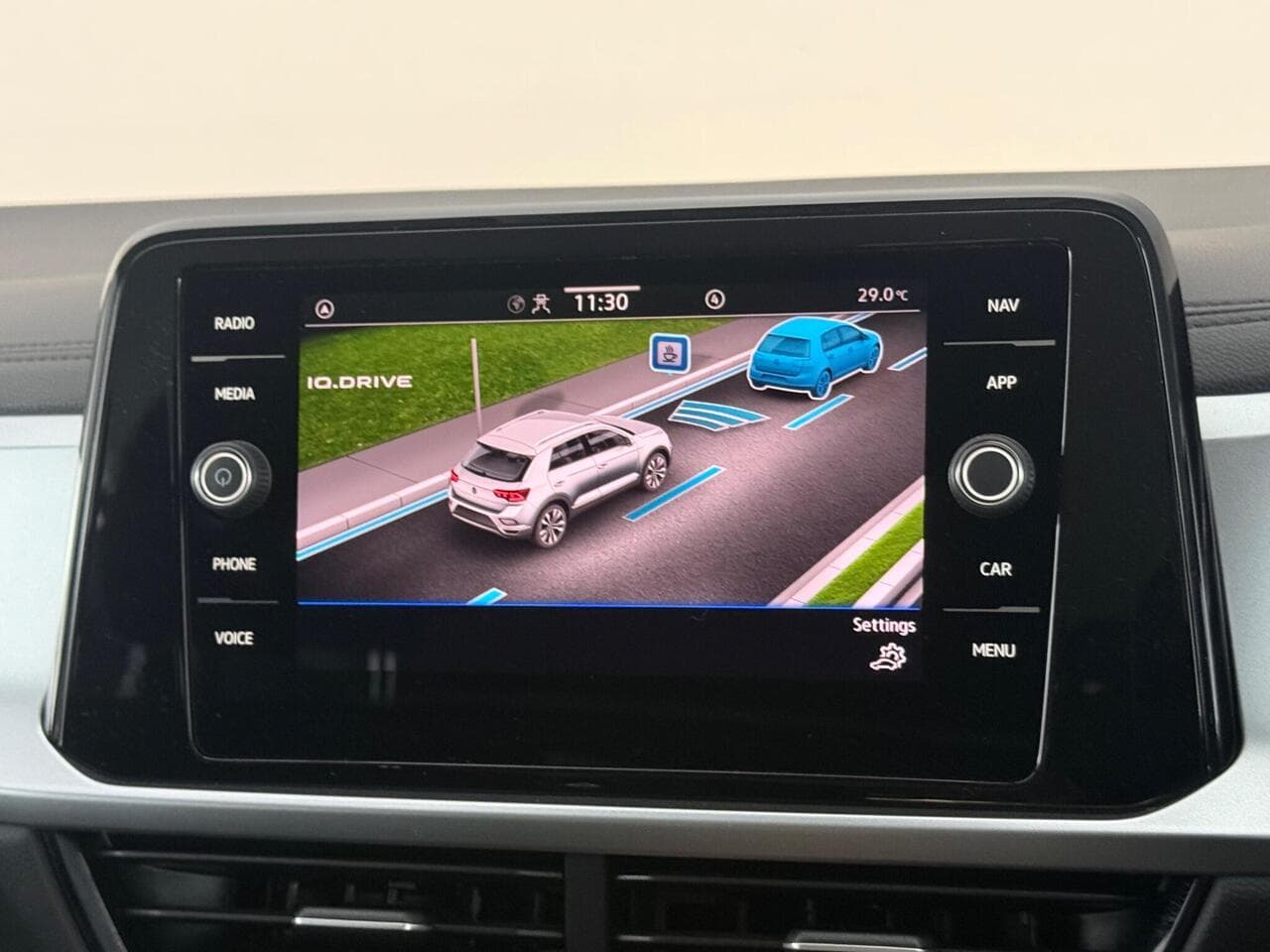 Volkswagen T-Roc thumbnail Infotainment System
