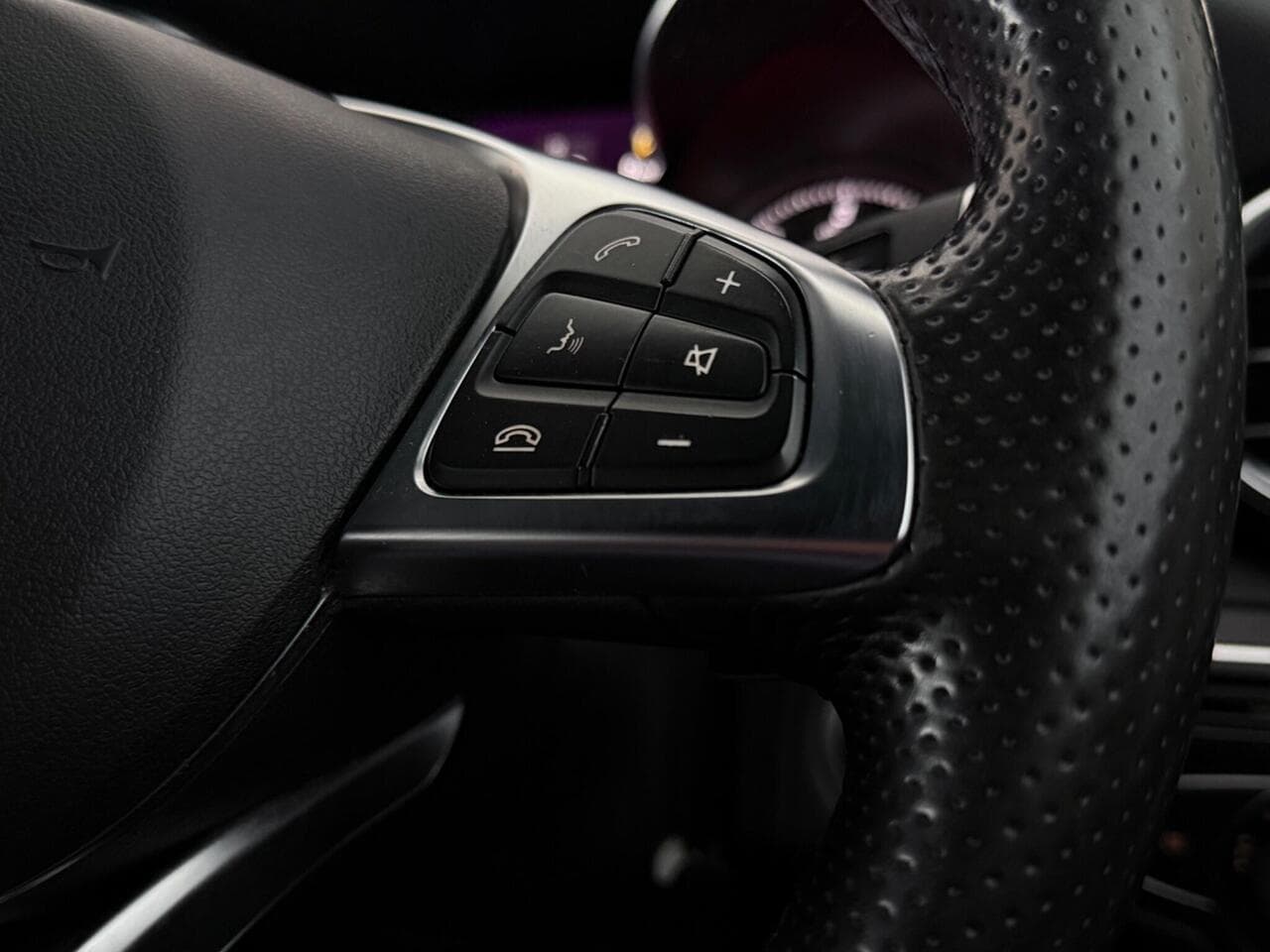 Mercedes-Benz GLC thumbnail Misc Controls