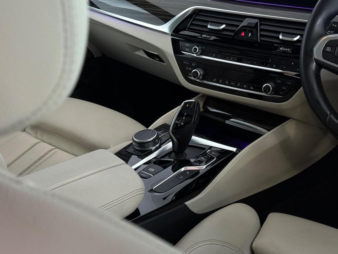 BMW 6 Series Gran Turismo thumbnail Interior Front