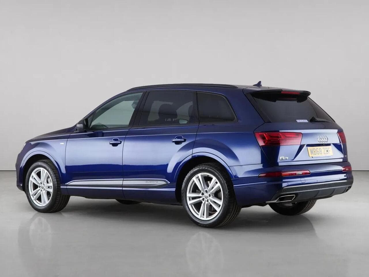 Audi Q7 thumbnail Rear Left