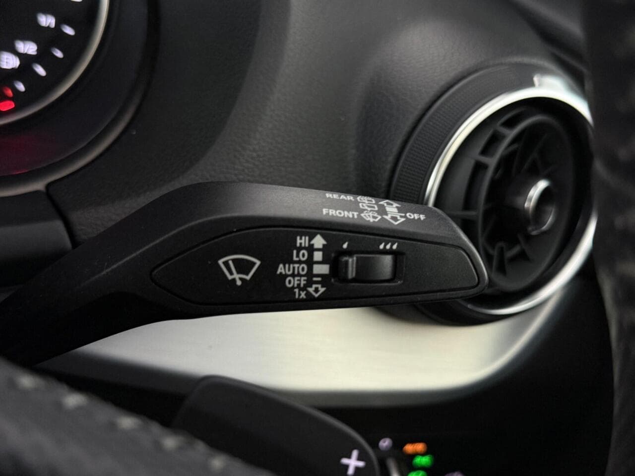 Audi Q2 thumbnail Misc Controls