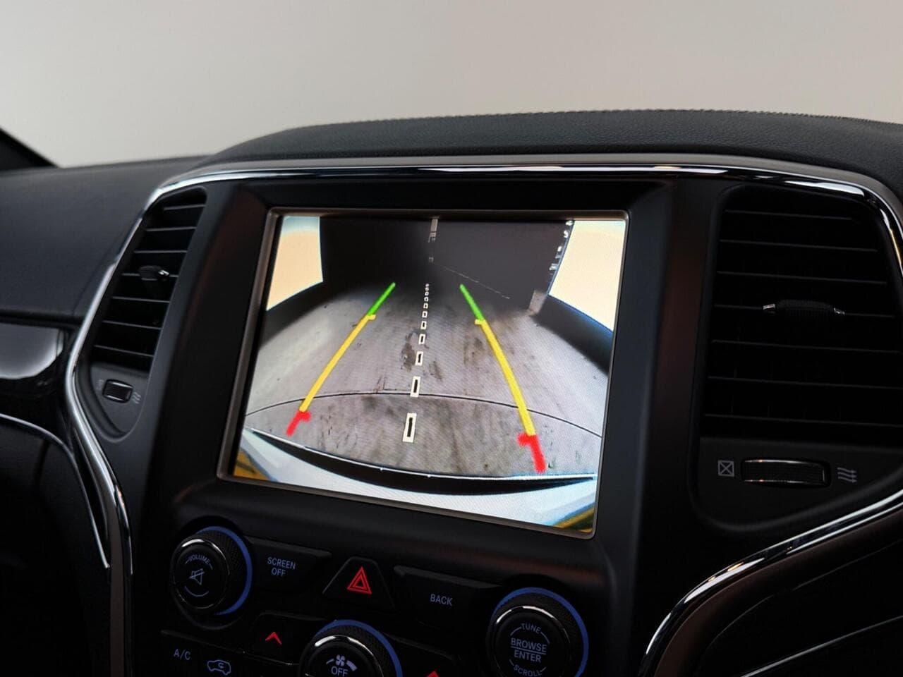 Jeep Grand Cherokee thumbnail Infotainment System