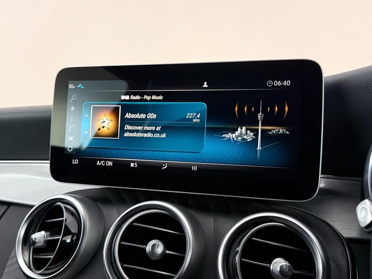 Mercedes-Benz C Class thumbnail Infotainment System