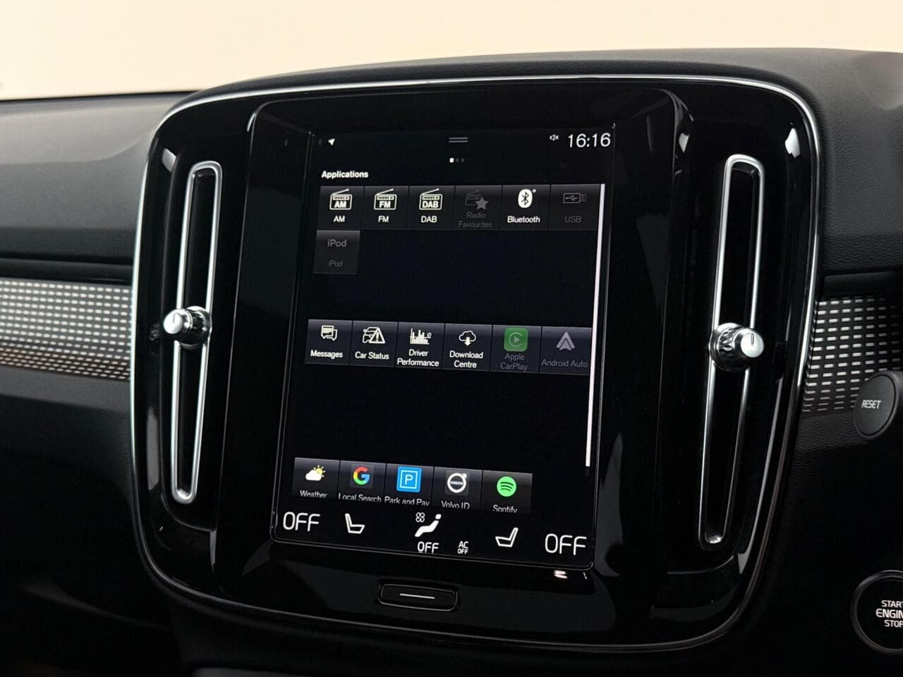 Volvo XC40 thumbnail Infotainment System