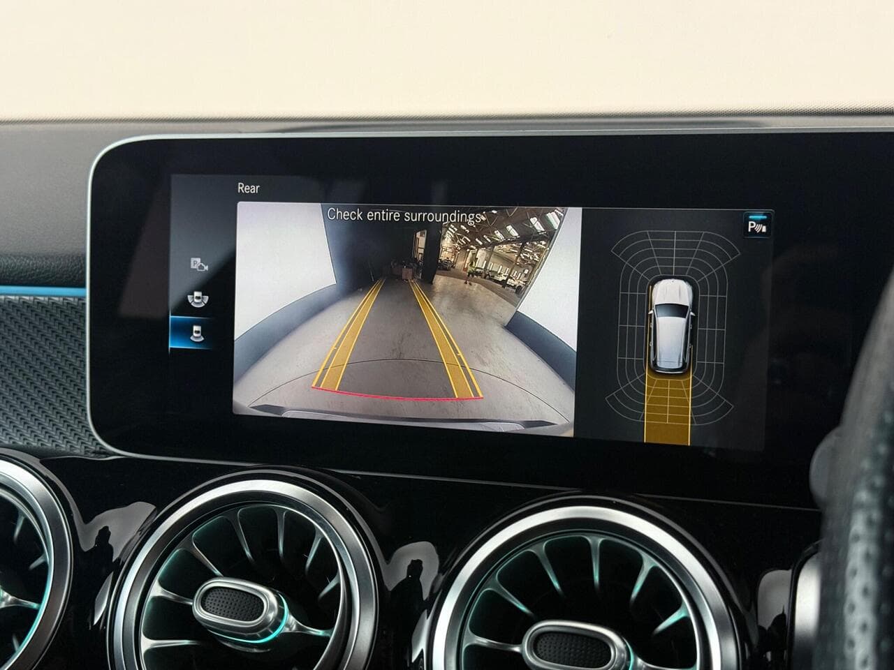 Mercedes-Benz GLB thumbnail Infotainment System