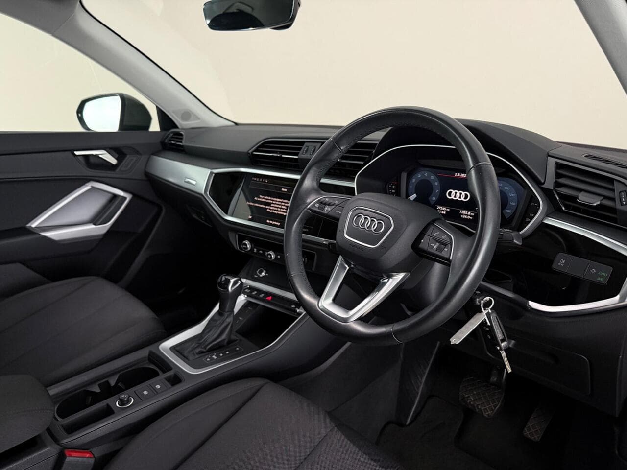 Audi Q3 thumbnail Interior Front