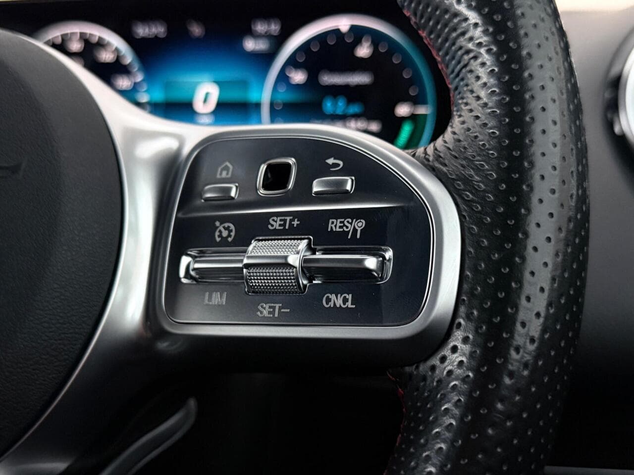 Mercedes-Benz GLB thumbnail Misc Controls