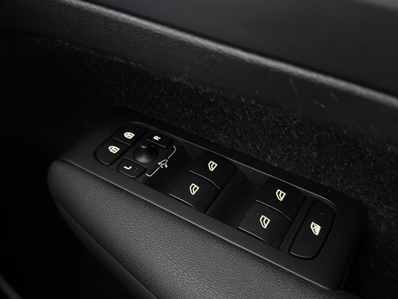 Volvo XC40 thumbnail Misc Controls