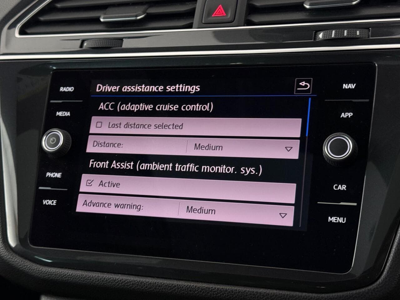 Volkswagen Tiguan thumbnail Infotainment System