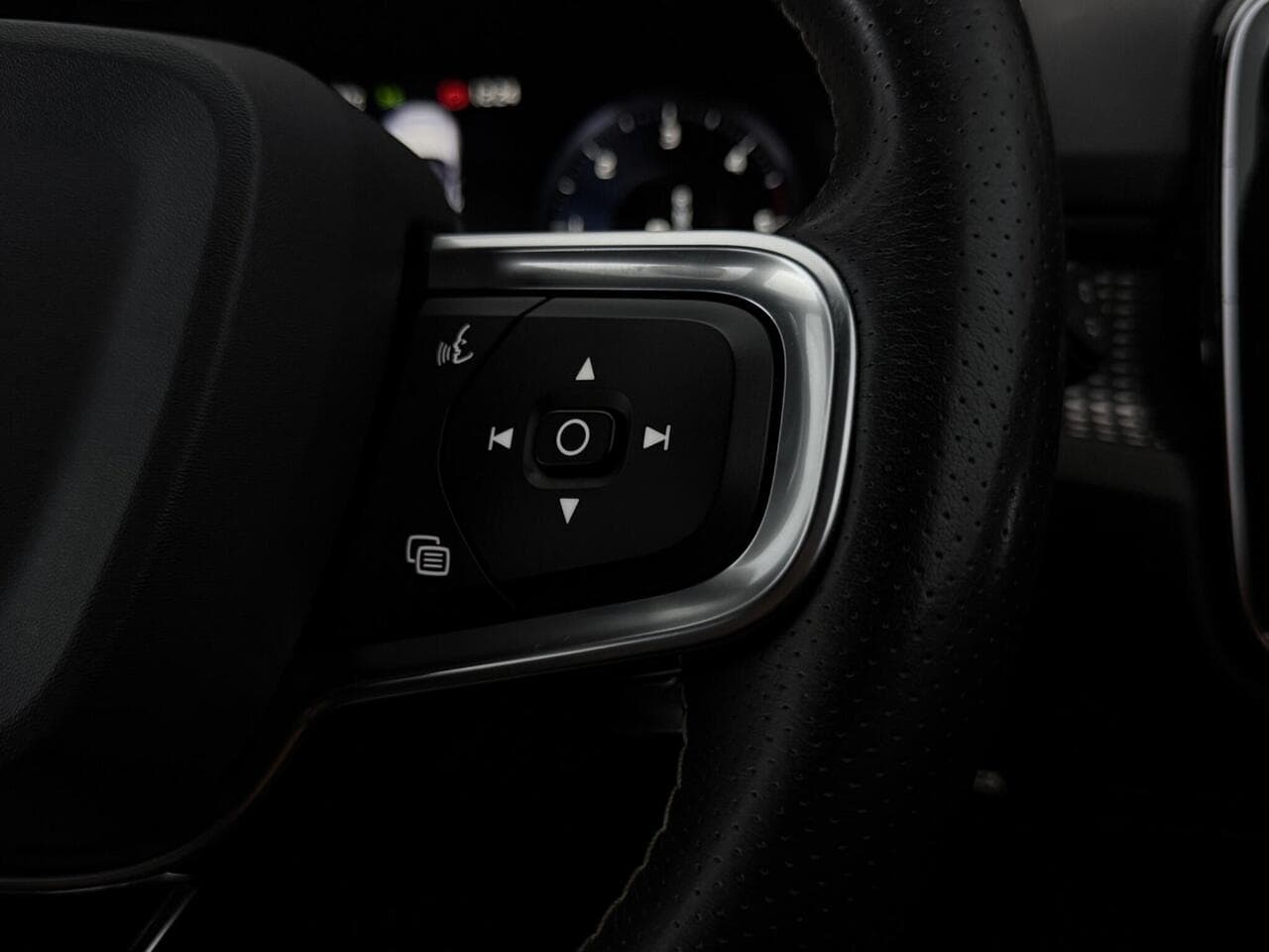 Volvo XC40 thumbnail Misc Controls