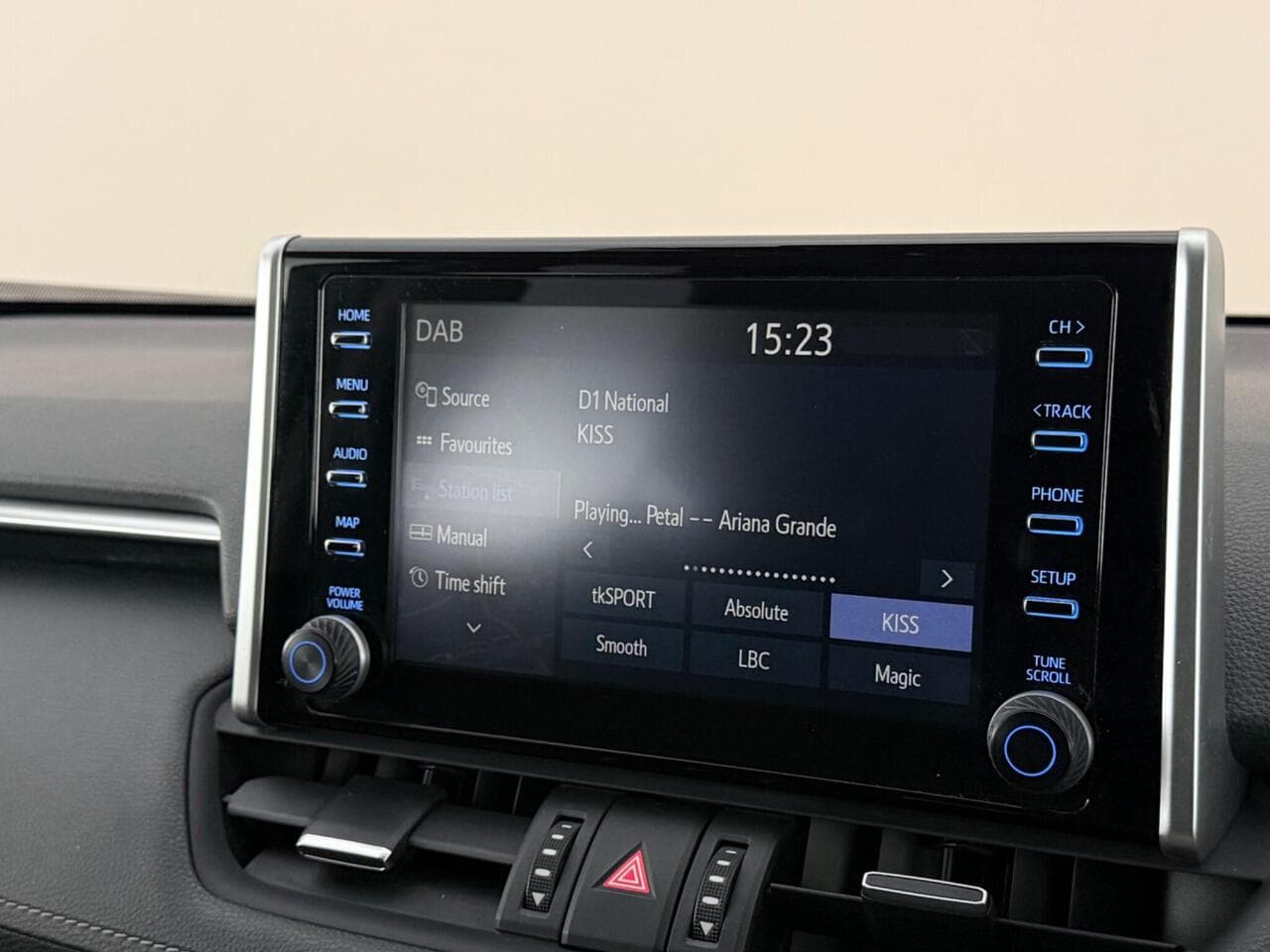 Toyota RAV4 thumbnail Infotainment System