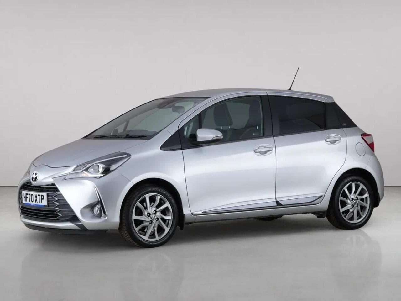 Toyota Yaris thumbnail Front Left